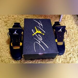 Jordan 4s retro thunders SIZE 9
